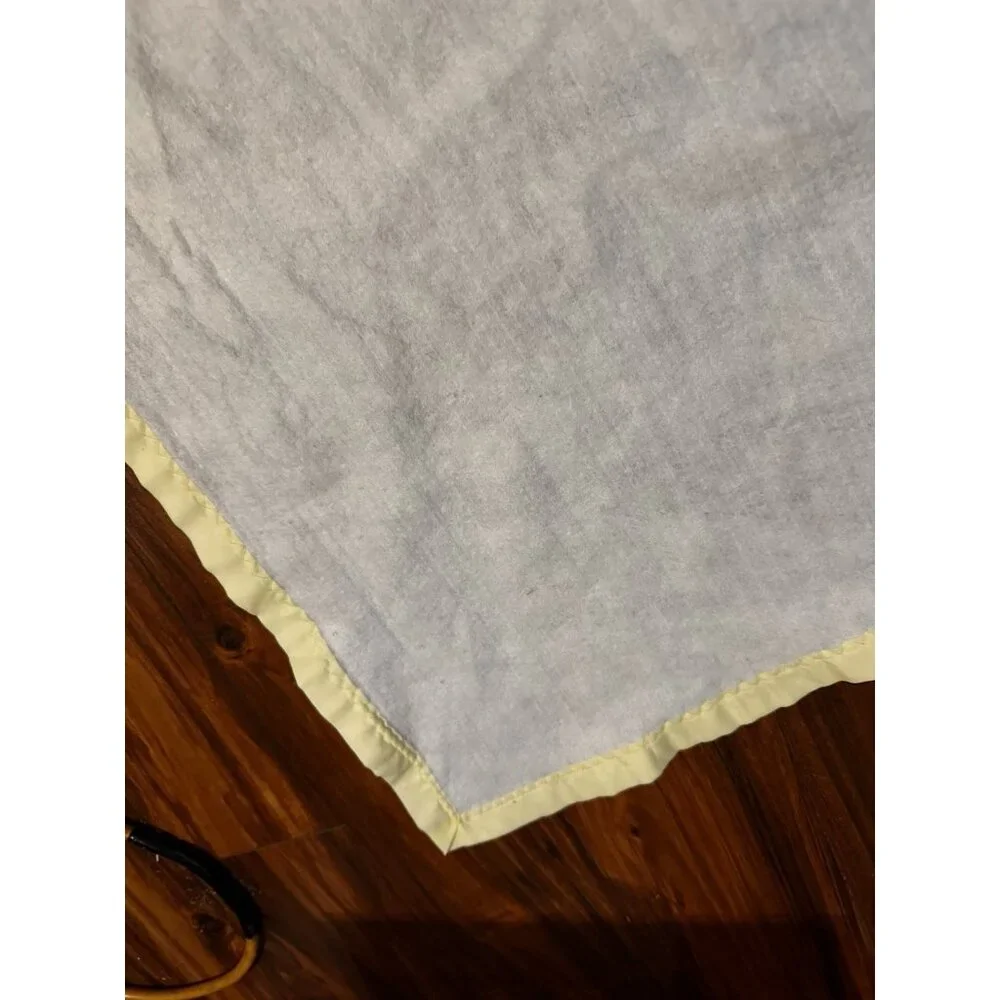 Vtg‎ Chatham Pale Yellow Acrylic Baby Crib Blanket Satin Trim Lovey 30 X 40 USA